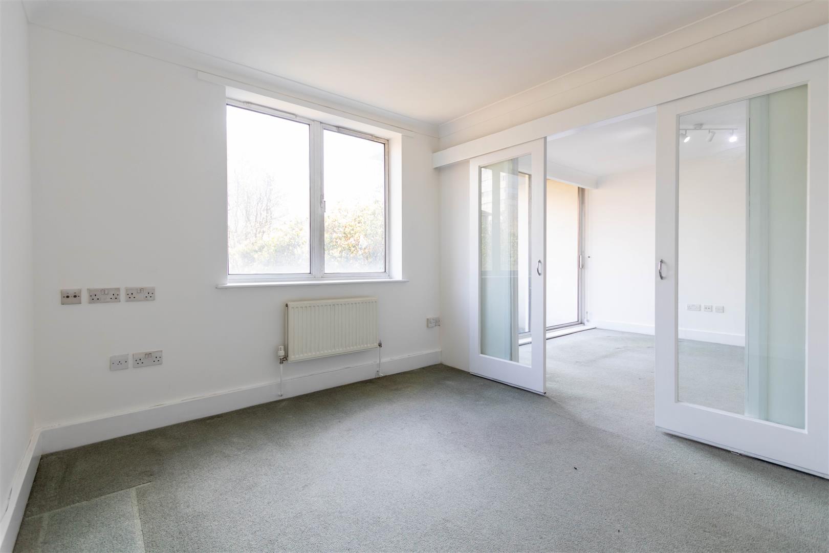 4 bed property in Regent court, London